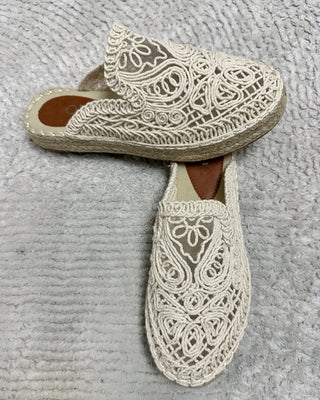 Mules brodées beige