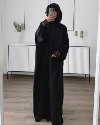 Abaya de prière mastour noir, détails en dentelles. Avec capuche et bonnet. 