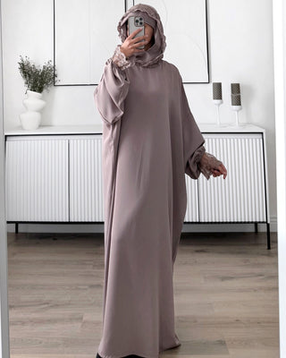 Abaya de prière mastour taupe, détails en dentelles. Avec capuche et bonnet.