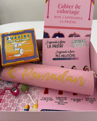 Box éducative ramadan pour enfant comprenant cahier de coloriage, livret pour apprendre la prière et les ablutions, puzzle des 5 piliers et tapis de prière. Ramadan rose.