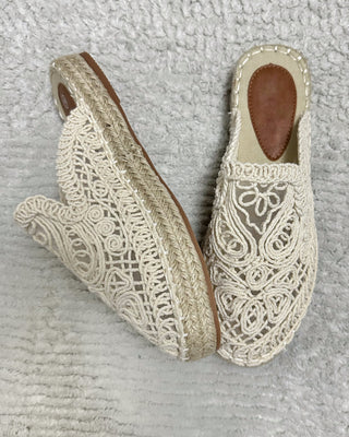 Mules brodées beige