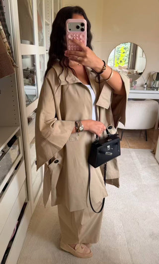 Ensemble pantalon et trench mastour de couleur beige, hijab