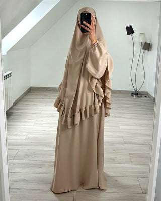 Ensemble abaya et khimar mastour beige pour prière. Détail froufrou sur le khimar