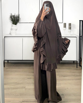 Ensemble abaya et khimar mastour marron pour prière. Détail froufrou sur le khimar