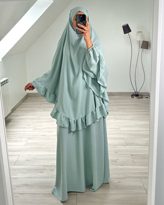 Ensemble abaya et khimar mastour vert d’eau pour prière. Détail froufrou sur le khimar