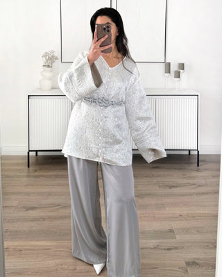 Veste kimono femme argentée et grise à motif brocart, coupe fluide avec manches larges et ceinture grise tressée, portée avec pantalon gris ample.