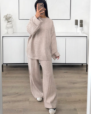 Ensemble femme en maille côtelée beige avec pull oversize et pantalon large.