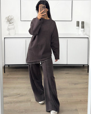 Ensemble pull et pantalon ample en dentelle marron.