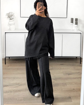 Ensemble pull et pantalon ample en dentelle noir. 