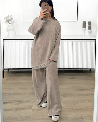 Ensemble pull et pantalon ample en dentelle taupe.