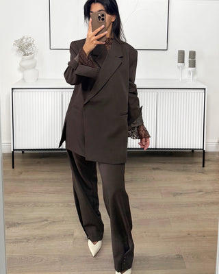 Top en dentelle d’une longueur de 56 cm, manches évasée et col montant.