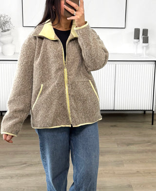 Veste zippée bicolore taupe avec finitions contrastées jaunes, col montant et poches latérales, style casual chic