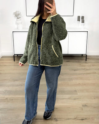 Veste zippée bicolore kaki avec finitions contrastées jaunes, col montant et poches latérales, style casual chic