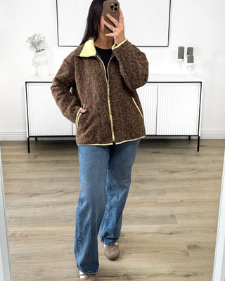 Veste zippée bicolore marron avec finitions contrastées jaunes, col montant et poches latérales, style casual chic